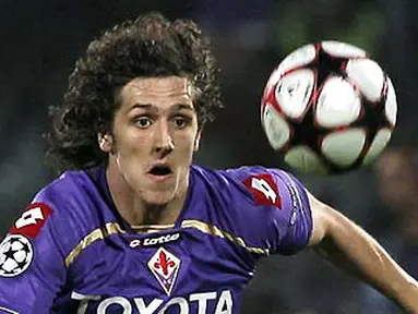 Aksi dari striker Fiorentina, Stevan Jovetic dalam partai kontra Liverpool di kancah Liga Champions pada 29 September 2009 di Artemio Franchi. AFP PHOTO/FABIO MUZZI