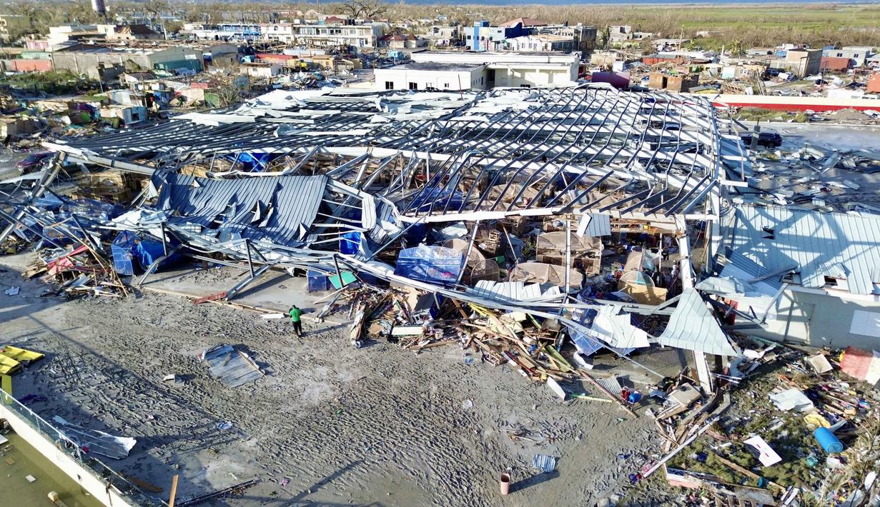 Pemandangan udara Pasar Black River yang hancur akibat Badai Melissa di Black River, St. Elizabeth, Jamaika, pada 29 Oktober 2025. Sejumlah rumah hancur, terendam banjir, dan mengalami kerusakan atap akibat angin kencang. (Ricardo MAKYN/AFP)