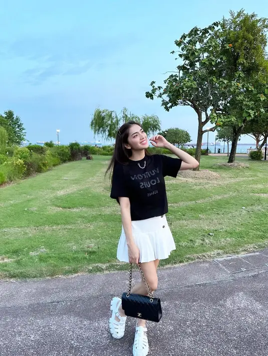 Berkunjung ke East Coast Park, Angel Karamoy terlihat menawan dengan outfit kasual. Ia memadukan kaus pendek dengan celana tenis dan tas Chanel.