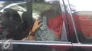 Keluarga Gatot Brajamusti saat berada di dalam mobil di kawasan Pondok Pinang, Jakarta, Selasa (30/8). Gatot terjaring petugas saat pesta narkoba bersama beberapa orang termasuk sang istri, Dewi Aminah dan Reza Artamevia. (Liputan6.com/Herman Zakharia)