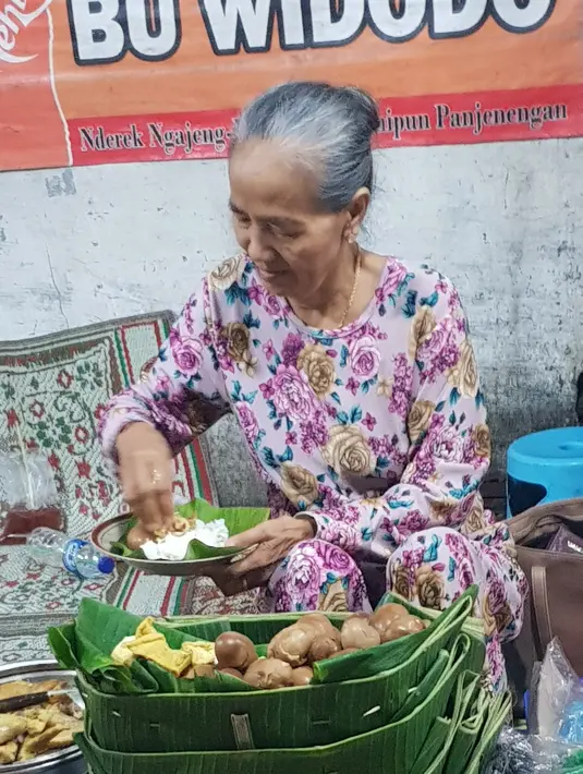 Selain rasa nasi liwetnya yang lezat, Daster batik, rambut sanggul dan senyuman bu Widodo menjadi daya tarik utama kuliner kaki lima ini/copyright Ayu Kinanti