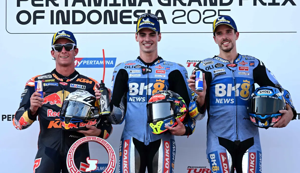 Pedro Acosta (kiri) harus puas menempati posisi kedua MotoGP Indonesia 2025. (SONNY TUMBELAKA/AFP)