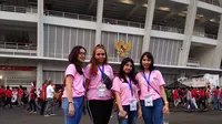 wanita-wanita cantik berbaju pink yang siap membantu suporter yang kebingungan saat hendak masuk ke SUGBK, jelang laga Timnas Indonesia U-19 kontra Jepang, Minggu (28/10/2018). (Bola.com/Beneditus Gerendo Pradigdo)