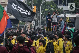Massa aksi yang tergabung dalam beberapa Badan Eksekutif Mahasiswa akan menggelar unjuk rasa di kawasan Harmoni, Jakarta, Jumat (1/4/2022). Dalam aksinya mereka meminta untuk batalkan wacana perpanjangan masa jabatan presiden serta dibatalkannya wacana penundaan pemilu. (Liputan6.com/Faizal Fanani)