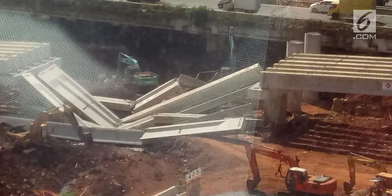 Girder Proyek Tol Depok-Antasari Ambruk