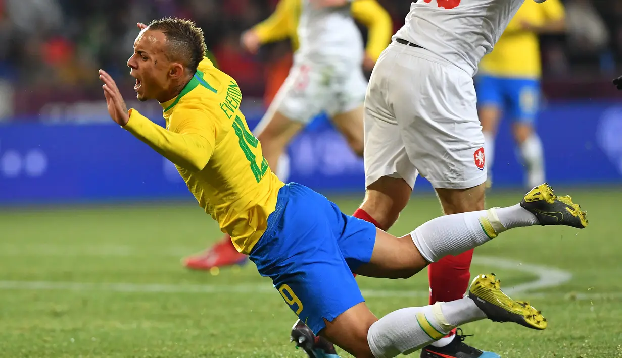 Gelandang Brazil, Everton dijatuhkan lawan pada laga persabahabatan yang berlangsung di Stadion Sinobo, Praha, Rabu (27/3). Brazil menang 3-1 atas Republik Ceko. (AFP/Joe Klamar)