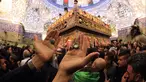 Umat Syiah Irak berdoa di tempat suci Imam Abbas pada malam Asyura di kota suci Karbala (9/9/2019). Hari Asyura merupakan puncak peringatan Tragedi Karbala. (AFP Photo/Mohammed Sawaf)