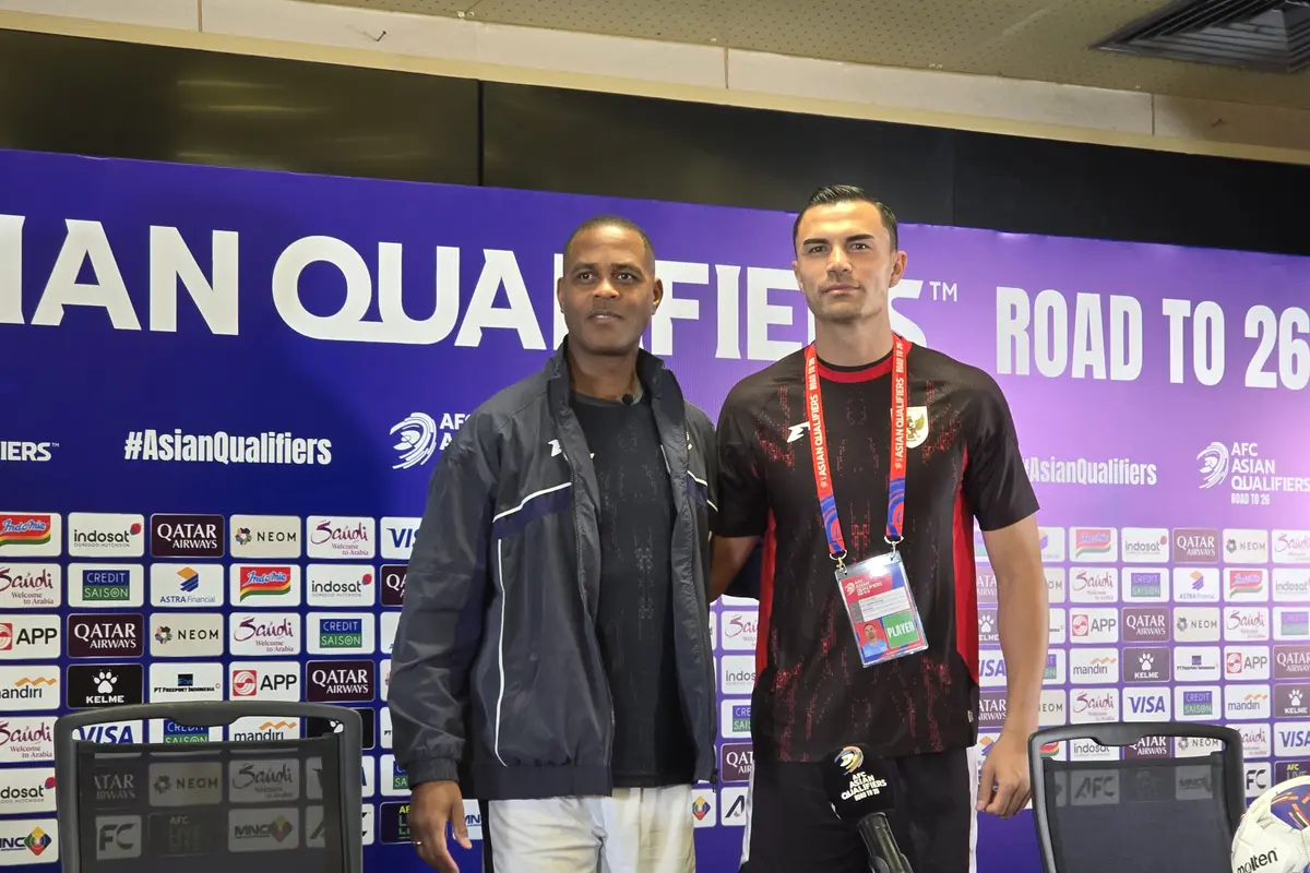 Pelatih timnas Indonesia Patrick Kluivert bersama kiper Emil Audero Mulyadi
