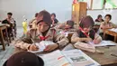 MK juga manyatakan bahwa frasa tersebut berpotensi menimbulkan perlakuan diskriminatif sehingga bertentangan dengan Undang-Undang Dasar Negara RI Tahun 1945. (Liputan6.com/Angga Yuniar)