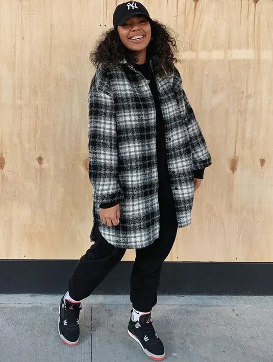 Atasan flanel juga bisa dihadirkan dengan nuansa sporty dengan turtleneck, skinny jeans, dan sepatu boots. Foto: Purewow.