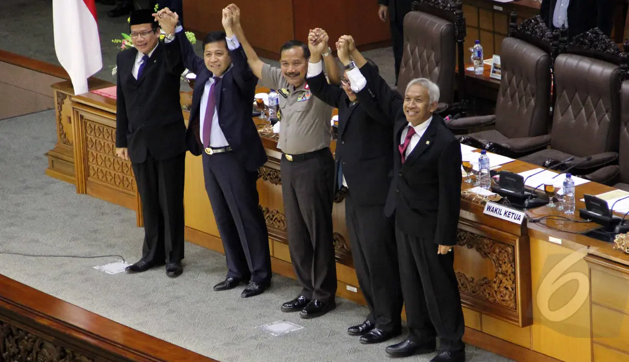 Komjen Pol Badrodin Haiti bersama para pimpinan DPR RI usai Sidang Paripurna penetapan Komjen Pol Badrodin Haiti sebagai Kapolri, Jakarta, Kamis (16/4/2015). (Liputan6.com/Helmi Afandi) 