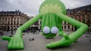 Foto ini menunjukkan pemasangan karya dari seniman Venezuela-AS Alex Da Corte berjudul “Kermit the Frog, Even” di Place Vendome, Paris, Prancis pada 19 Oktober 2025, menjelang pembukaan resmi pasar seni kontemporer dan modern Art Basel. (Dimitar DILKOFF/AFP)