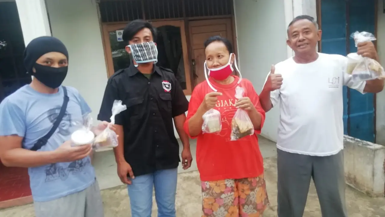 Satgas Syarikat Islam Peduli membagikan takjil gratis kepada masyarakat perumahan dan perkampungan di wilayah Cipete, Jakarta selatan, sabtu (25/04/2020).