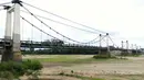 Sungai mengering diduga imbas akumulasi perubahan iklim.(AFP/Damien Meyer)