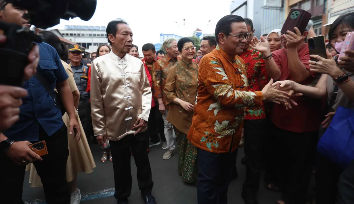 Empat orang yang pernah memimpin Jakarta hadir dalam puncak perayaan Tahun Baru Imlek 2577 Kongzili. Tampak dalam foto, Gubernur DKI Jakarta, Pramono Anung (kanan) bersama Gubernur DKI Jakarta periode 1997-2012, Sutiyoso, menyapa warga sesaat sebelum menghadiri puncak perayaan Cap Go Meh di kawasan Pancoran Chinatown Point Mall, Jakarta, Selasa 3 Maret 2026. (Kapanlagi.com/Budy Santoso)