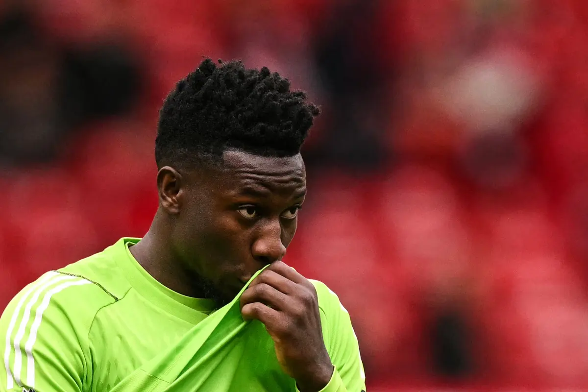 Kiper Manchester United Andre Onana tertunduk lesu usai gagal menang lawan Burnley di Liga Inggris