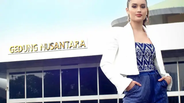 Cinta Laura pidato di Gedung MPR (Foto: Instagram @claurakiehl)