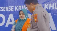 Tersangka korupsi RSUD Bangkinang saat ditahan oleh Polda Riau karena merugikan negara hampir Rp7 miliar. (Liputan6.com/M Syukur)