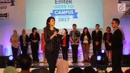 News Anchor Senior, Ira Koesno memberi pembelajaran sebagai pembawa berita selama audisi News Presenter Competition EGTC 2017 di Universitas Gadjah Mada, Yogyakarta, Rabu (1/11). (Liputan6.com/Helmi Afandi)