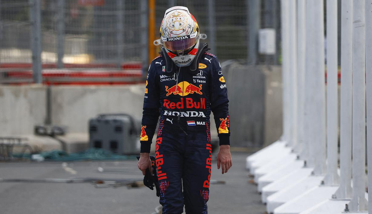 Sebelum insiden itu, Verstappen sebenarnya punya kans memperbesar keunggulan atas Lewis Hamilton di klasemen menjadi 15 poin. Namun, skenario indah itu gagal terwujud. Ia pun hanya bisa tertunduk lesu mengingat hanya 3 putaran tersisa menjelang akhir balapan. (Foto: AFP/Natalia Kolesnikova)