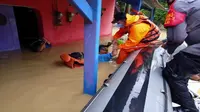 Tim SAR saat mengevakuasi salah satu korban banjir di Indramayu. Foto (istimewa)