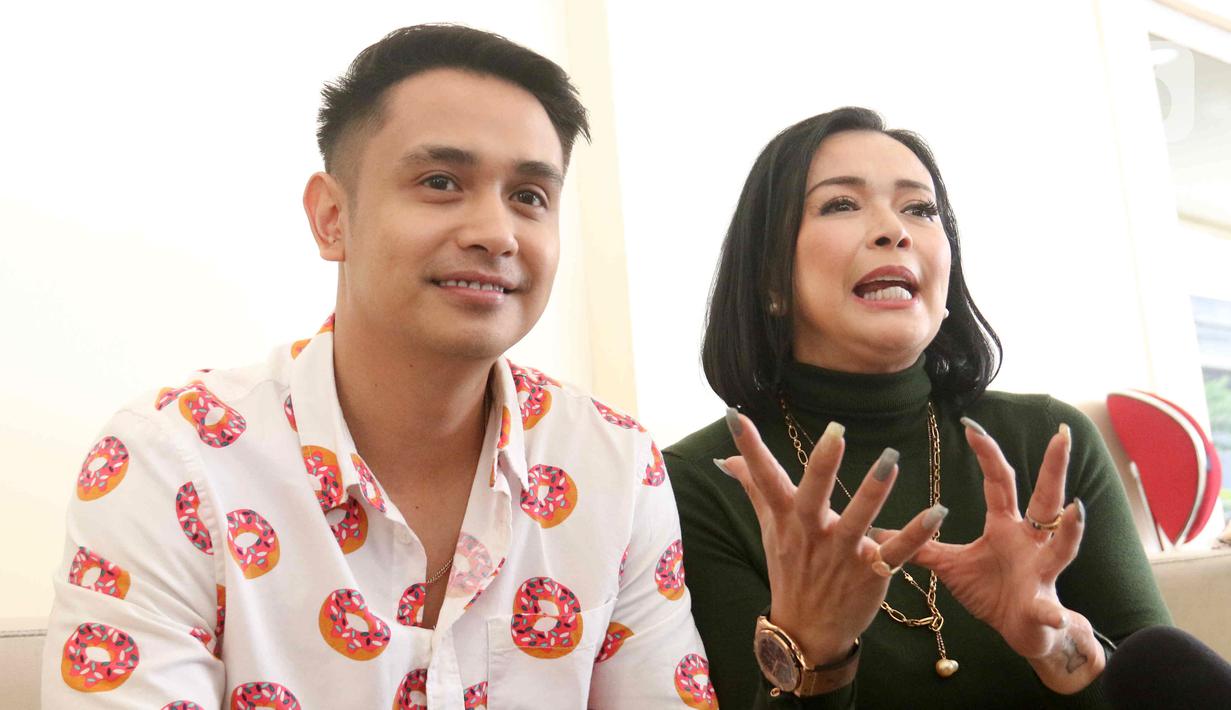 Pasangan selebritis Ajun Perwira dan Jennifer Jill berpose di kawasan Cipinang Cempedak, Jakarta, Selasa (9/8/2022). Istri dari artis Ajun Perwira, Jennifer Jill belum lama ini membagikan potret bahagia karena berhasil menurunkan berat badan hingga 24 kilo selama satu tahun. (Liputan6.com/Herman Zakharia)