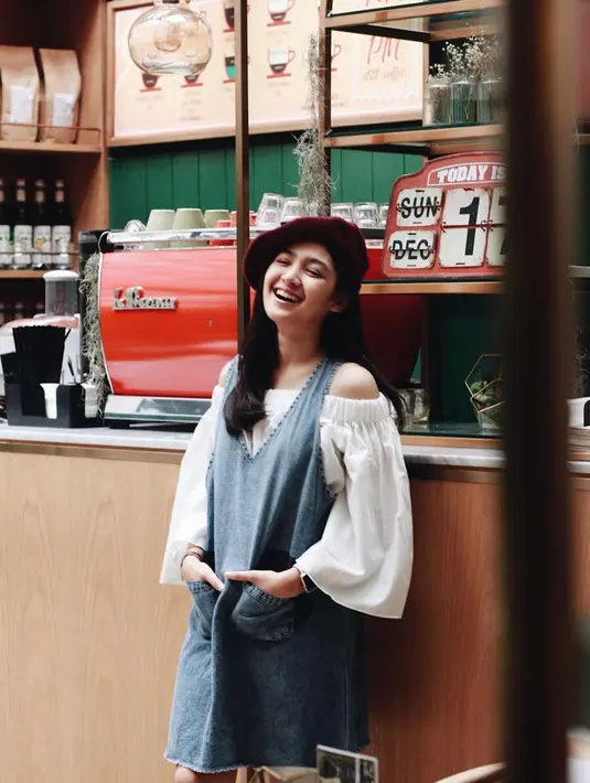 Kali ini Cut Syifa memadukan blouse putih kerah sabrinanya dengan denim slip dress. Penampilannya masih mengesankan suasana yang santai jika dipakai dalam aktivitas sehari-hari. (Instagram/cutsyifaa)