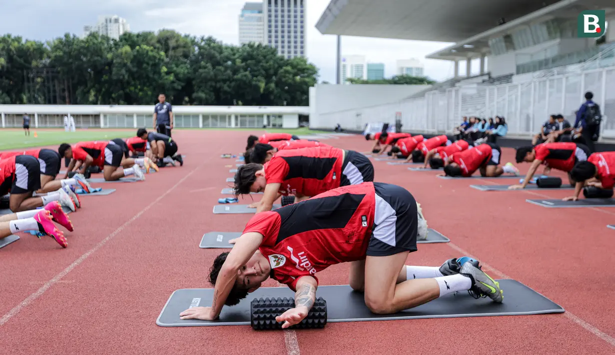 <p>Luke Xavier Keet melakukan peregangan saat latihan perdana Timnas Indonesia U-22 untuk SEA Games 2025 di Stadion Madya, Senayan, Jakarta, Selasa (11/11/2025). (Bola.com/Bagaskara Lazuardi)</p>