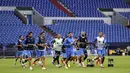 Para pemain Getafe melakukan pemanasan saat sesi latihan di Veltins-Arena di Gelsenkirchen, Jerman, Selasa, (4/8/2020). Getafe akan bertanding melawan Inter Milan pada babak 16 besar Liga Europa di Veltins Arena. (Lars Baron / Pool via AP)