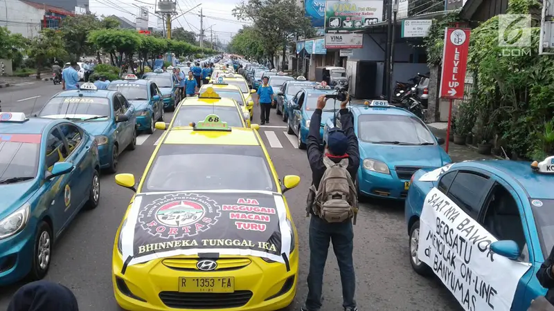 PHOTO: Tolak Transportasi Online, Sopir Angkot dan Taksi di Banyumas Mogok Massal