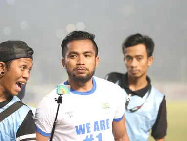 Seorang Suporter melakukan foto selfie bersama Pemain Persib Bandung Zulham Zamrun pada Final Piala Presiden 2015 di Stadion Gelora Bung Karno, Jakarta,Minggu (18/10/2015). (Bola.com/Nicklas Hanoatubun)