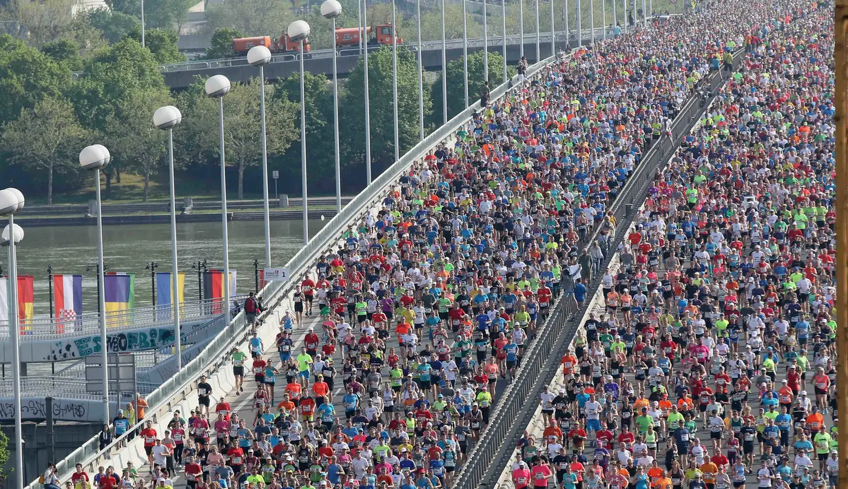 Lautan manusia memenuhi jembatan yang berada di atas sungai Danube sesaat setelah dimulainya Vienna City Marathon 2018 di Wina, Austria, Minggu (22/4). Acara lari maraton ini diikuti  peserta dari berbagai negara. (AP Photo /Ronald Zak)