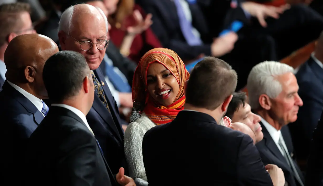 Senator Amerika Serikat (AS) Ilhan Omar berbincang saat mengikuti pelantikan di Gedung Kongres AS, Capitol, Washington, Kamis (3/1). Omar dilantik dan diizinkan menggunakan hijab. (AP Photo/Carolyn Kaster)