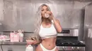 Kim Kardashian pun terlihat minum susu dan tengah menyiapkan makanan di dapurnya. (instagram/kimkardashian)