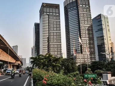 Arus kendaraan melintasi kawasan perkantoran di Jalan Sudirman, Jakarta, Kamis (26/8/2021). Menteri Keuangan menyebutkan defisit Anggaran Pendapatan dan Belanja Negara (APBN) mencapai Rp336,9 triliun atau 2,04 persen dari produk domestik bruto (PDB) pada akhir Juli 2021 (merdeka.com/Iqbal S Nugroho)