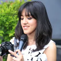 Ify Blink, tak hanya hobi bernyanyi tetapi juga menyukai fotografi. Hobi memotret yang melekat sejak SMP, pemilik nama asli Alyssa Saufika Umari ini kerap menjadikan tempat-tempat di Jakarta sebagai spot untuk berburu foto. (Adrian Putra/Bintang.com)