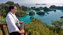 Presiden Joko Widodo (Jokowi) melihat ke arah kawasan wisata Raja Ampat dalam rangkaian kunjungannya ke Papua Barat, Jumat (1/1/2016). Jokowi berada di Raja Ampat dalam rangka menyambut pergantian dari tahun 2015 ke tahun 2016. (Setpres-Agus Suparto)