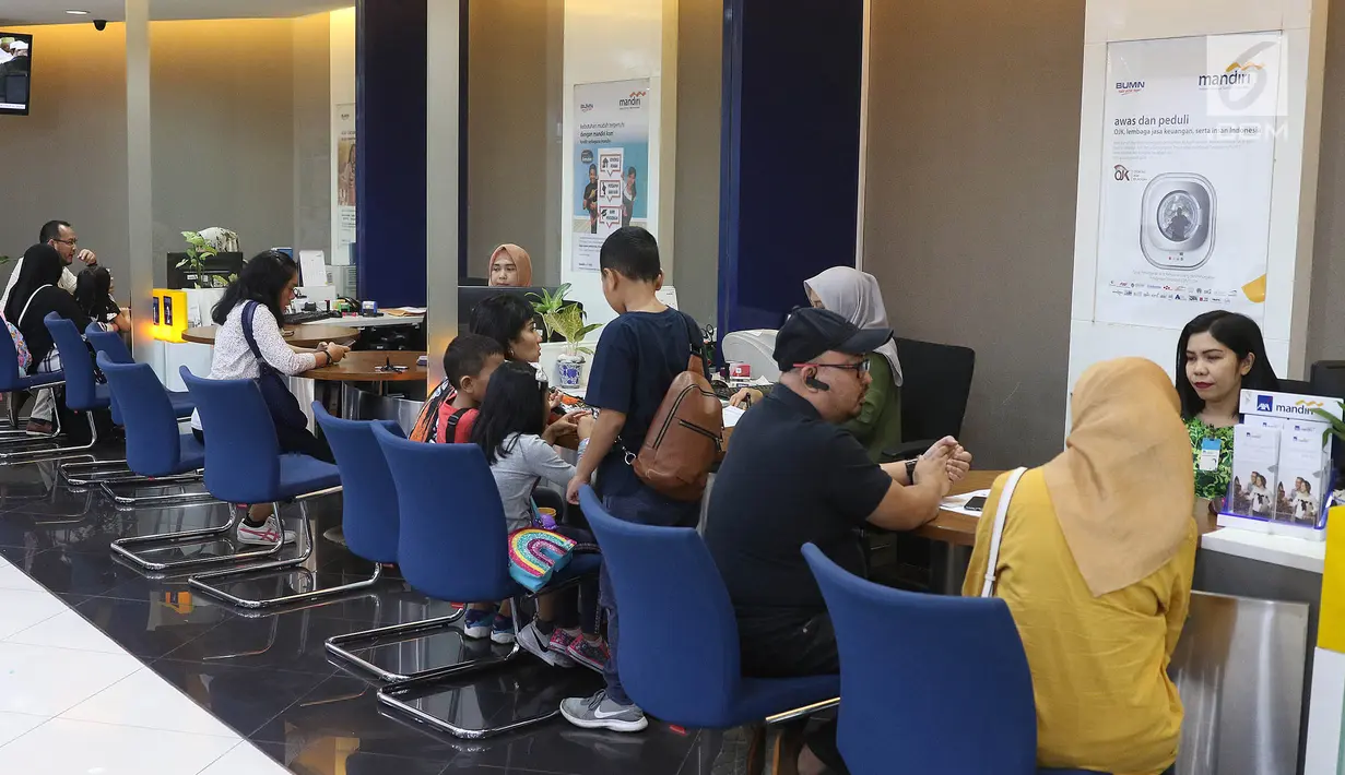 Petugas melayani keluhan nasabah terkait gangguan sistem di Bank Mandiri KCP Jakarta Mal Pondok indah 2, Sabtu (20/7/2019). Sejumlah nasabah Bank Mandiri mengeluhkan perubahan drastis saldo di rekening yang mengalami pengurangan dan ada juga yang mengalami penambahan. (Liputan6.com/Herman Zakharia)
