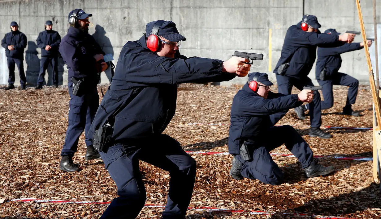 Para anggota Pontifical Swiss Guard saat menjalani latihan tembak di pangkalan militer di Isone, Swiss, (15/11). Pontifical Swiss Guard merupakan satuan keamanan Swiss yang bertugas melakukan pengawalan Paus di Vatikan. (REUTERS/Arnd Wiegmann)