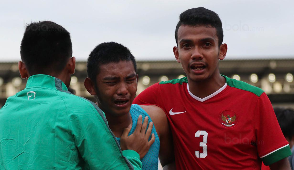 Striker Timnas Indonesia U-19, Rafli Mursalim, ditenangkan Julyano Pratama usai dikalahkan Thailand U-19 pada laga Piala AFF U-18 di Stadion Thuwunna, Yangon, Jumat (15/9/2017). Indonesia kalah adu penalti dari Thailand. (Bola.com/Yoppy Renato)