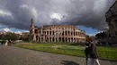 Pemandangan Colosseum yang berada di Roma, Sabtu (7/3/2020). Kekhwatiran terhadap virus corona (COVID-19) membuat tempat-tempat pariwisata di Italia sepi pengunjung, seperti di kawasan Colosseum yang merupakan salah satu dari keajaiban dunia. (AP Photo/Andrew Medichini)