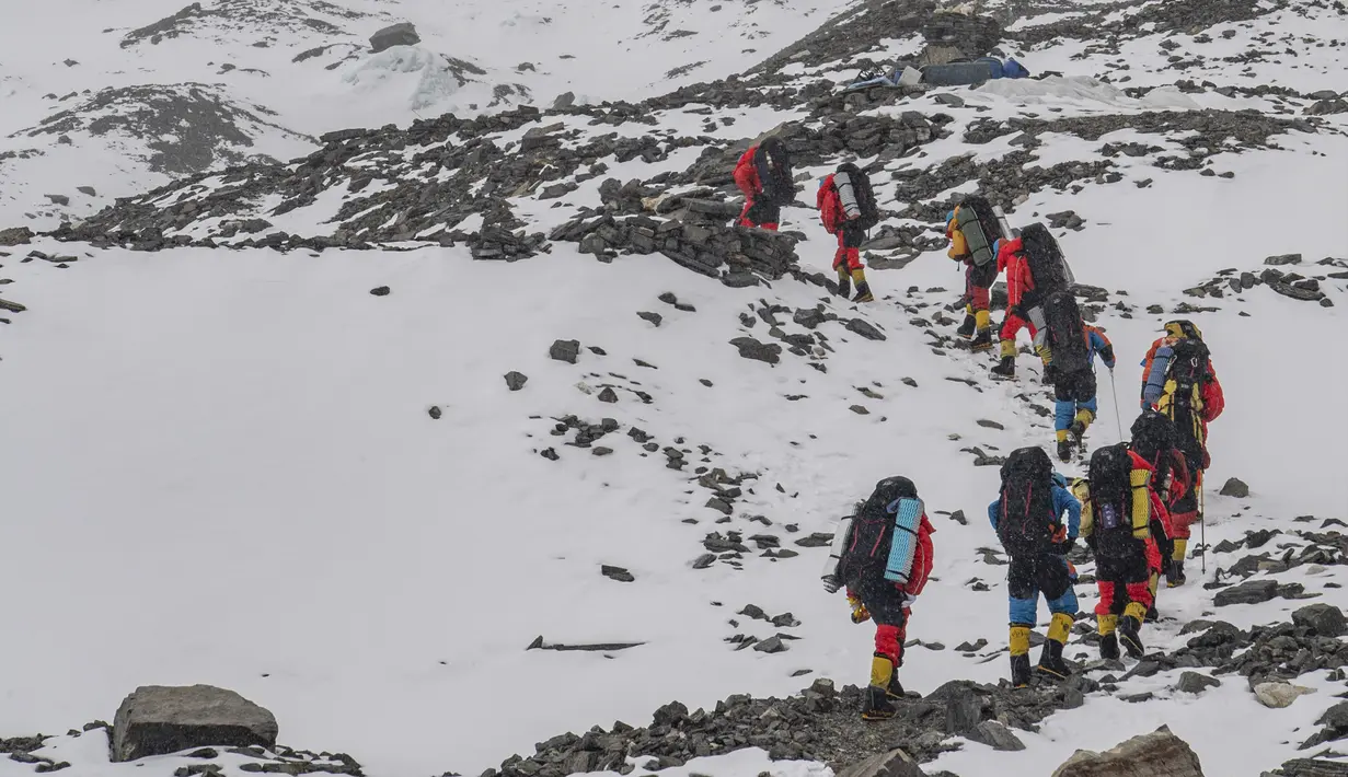 Tim pembangunan jalan membuat rute menuju sebuah kamp pada ketinggian 7.028 meter di Gunung Qomolangma atau Gunung Everest di Daerah Otonom Tibet, China, Minggu (10/5/2020). Tim beranggotakan personel dari Kementerian Sumber Daya Alam China dan tim pendakian gunung nasional. (Xinhua/Sun Fei)