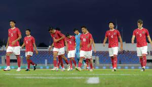Pemain Timnas Indonesia U-22 sesaat sebelum melawan Myanmar pada pertandingan terakhir Grup C SEA Games 2025 di The 700th Anniversary of Chiang Mai Stadium, Thailand, Jumat (12/12/2025). Timnas Indonesia U22 dipastikan angkat koper lebih awal dari SEA Games 2025 Thailand. (Bola.com/Bagaskara Lazuardi)