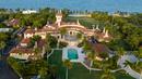 <p>Pemandangan udara rumah milik Presiden Donald Trump di Mar-a-Lago, Palm Beach, Florida, Amerika Serikat, 10 Agustus 2022. Sejumlah agen FBI dilaporkan menggeledah rumah milik mantan presiden Amerika Serikat, Donald Trump di Mar-a-Lago. (AP Photo/Steve Helber)</p>