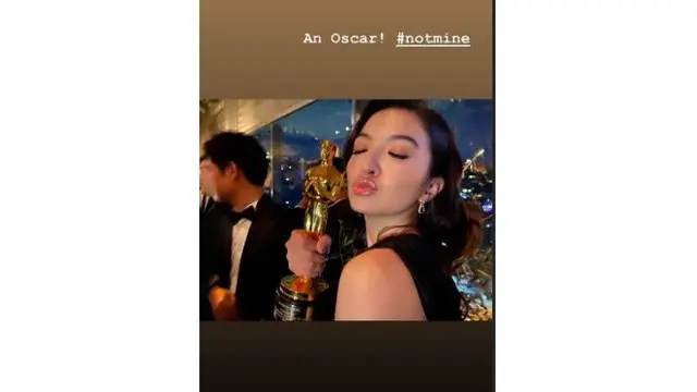 6 Momen Raline Shah Ikut Party Bareng Cast Parasite, Pegang Piala Oscar