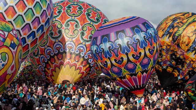 Warna-warni Balon Udara di Festival Wonosobo 2024