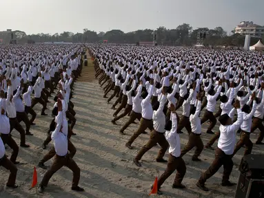 Sukarelawan nasionalis Hindu Rashtriya Swayamsevak Sangh (RSS) melakukan yoga bersama dalam sebuah demonstrasi publik massal di Gauhati, India (21/1). Yoga massal ini diikuti lebaih dari tiga puluh ribu sukarelawan. (AP Photo / Anupam Nath)