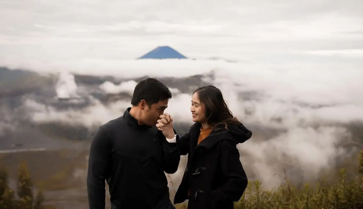 Diketahui, Gritte Agatha dan kekasih telah berpacaran selama 9 tahun. Keduanya pun merayakan hari jadi tersebut dengan liburan Bromo, Jawa Timur. Keduanya tampak mesra di berbagai kesempatan. (Liputan6.com/IG/@gritteagathaa)