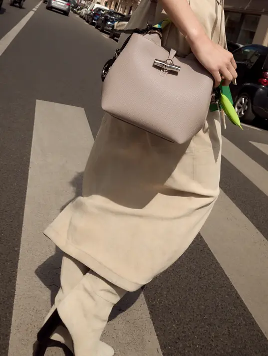 Selain itu, ada juga Le Roseau Essential Bucket Bag XS warna clay yang memiliki bentuk lentur yang menggoda dan format kecil. Aksesori sehari-hari yang tidak boleh dilewatkan untuk menyimpan semua kebutuhan Anda dengan mudah. Ini juga dilengkapi dengan tali untuk dibawa di bahu.  [Dok/Longchamp].