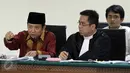Mantan Sekjen ESDM Waryono Karno (kiri) didampingi kuasa hukumnya,  menjalani persidangan terkait korupsi di lingkungan Kementerian ESDM, dengan agenda mendengarkan keterangan saksi di Pengadilan Tipikor, Jakarta, Rabu (24/6). (Liputan6.com/Helmi Afandi) 